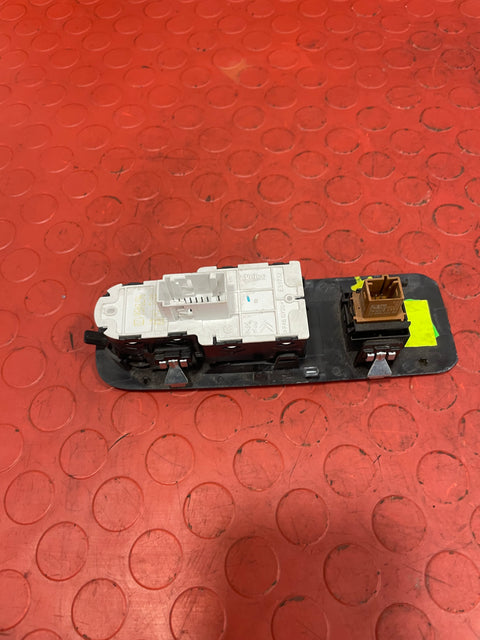 Citroen Berlingo/Peugeot Partner/Vauxhall Combo/Toyota Proace City WINDOW/MIRROR CONTROL SWITCH PANEL (1 Clip Damage) Driver's Side 2019-2024 P/N 98167922ZD