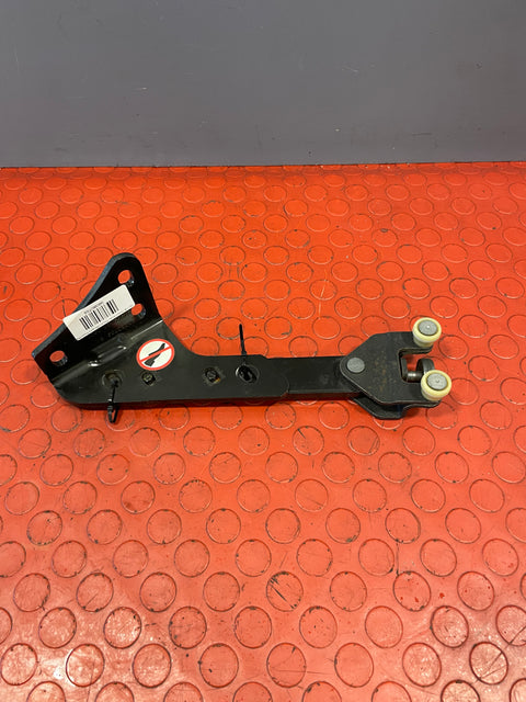 Vauxhall Vivaro/Citroen Dispatch/Peugeot Expert/Toyota Proace/Fiat Scudo PASSENGER SIDE SLIDING DOOR BOTTOM RUNNER PLATE 2016-2024 P/N 98080759