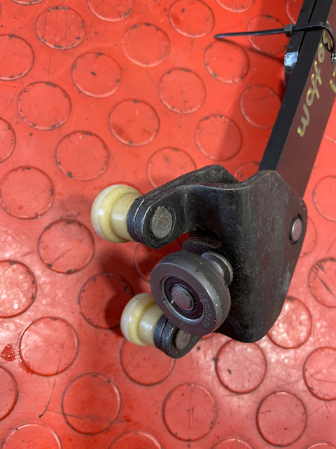 Vauxhall Vivaro/Citroen Dispatch/Peugeot Expert/Toyota Proace/Fiat Scudo PASSENGER SIDE SLIDING DOOR BOTTOM RUNNER PLATE 2016-2024 P/N 98080759