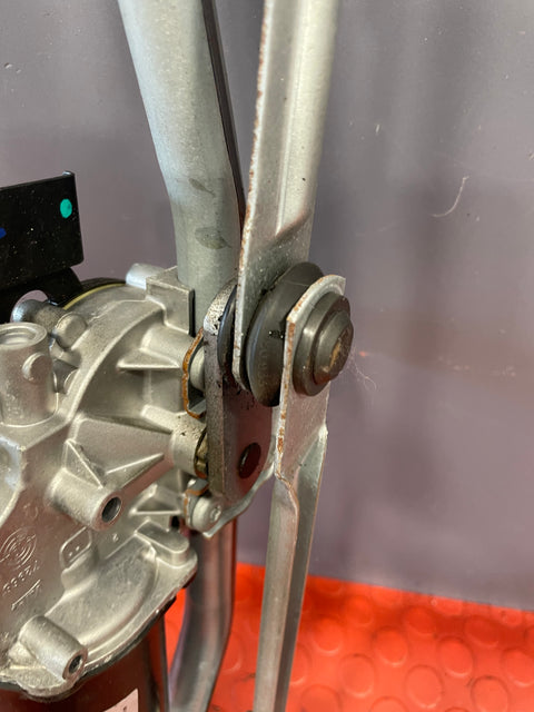 Vauxhall Vivaro/ Citroen Dispatch/ Peugeot Expert/ Toyota Proace WIPER LINKAGE AND MOTOR 2020 P/N 9808465380 - 1 / W000069748