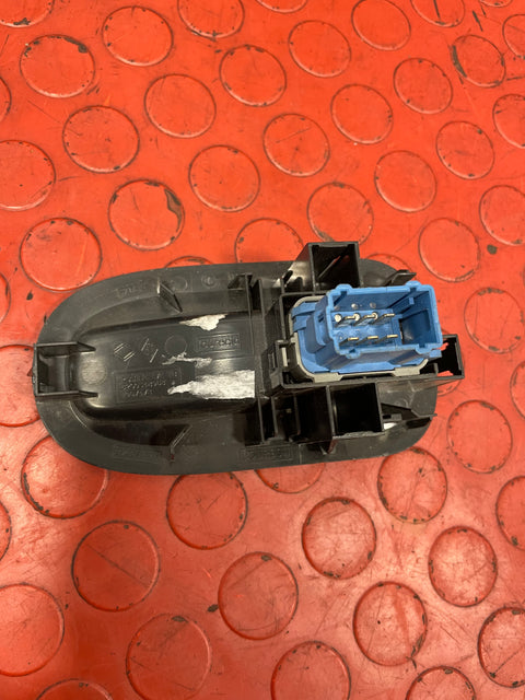 Renault Master/Vauxhall Movano/Nissan NV400 WINDOW SWITCH Passenger's Side 2.3 MK3 P/N 8200548968