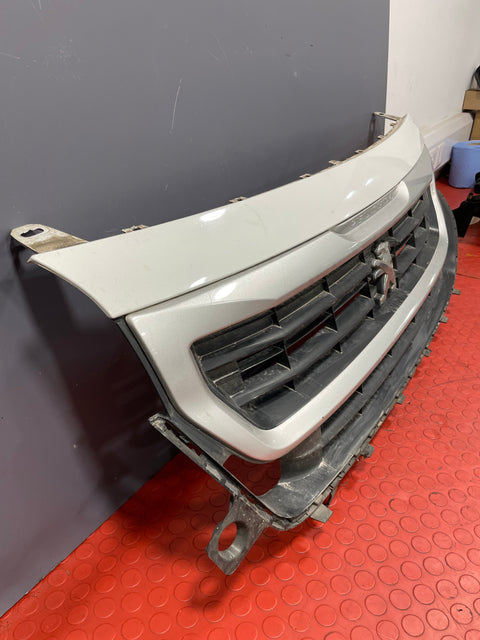 Peugeot Partner FRONT BUMPER GRILL COMPLETE W/ EMBLEM 2015-2018 P/N 99869852 / 9810963880