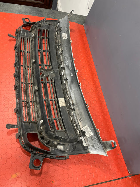 Peugeot Partner FRONT BUMPER GRILL COMPLETE W/ EMBLEM 2015-2018 P/N 99869852 / 9810963880