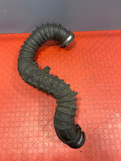 Vauxhall Vivaro/Renault Trafic/Nissan Primastar TURBO AIR INDUCTION PIPE 2.0 2001-2014 P/N 8200607746