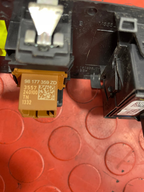 Citroen Berlingo/Peugeot Partner/Vauxhall Combo/Toyota Proace City WINDOW/MIRROR CONTROL SWITCH PANEL (1 Clip Damage) Driver's Side 2019-2024 P/N 98167922ZD