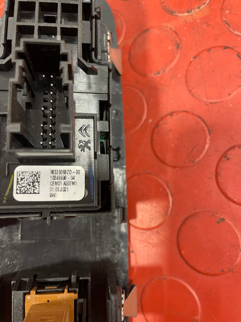 Citroen Berlingo/Peugeot Partner/Vauxhall Combo/Toyota Proace City WINDOW/MIRROR CONTROL SWITCH PANEL (1 Clip Damage) Driver's Side 2019-2024 P/N 98167922ZD