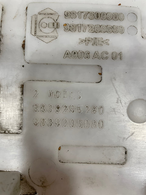 Citroen Berlingo/Peugeot Partner/Vauxhall Combo/Toyota Proace City WINDSCREEN WASHER BOTTLE ASSEMBLY W/ MOTOR PUMP P/N 9817300980 - 2 / 9817269880