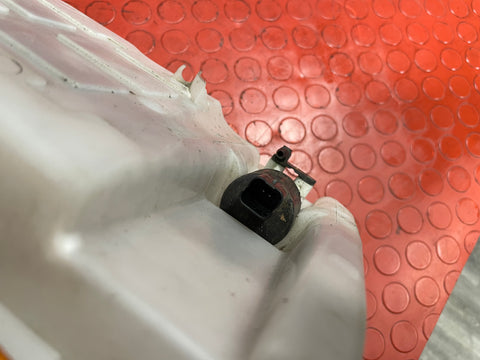 Citroen Berlingo/Peugeot Partner/Vauxhall Combo/Toyota Proace City WINDSCREEN WASHER BOTTLE ASSEMBLY W/ MOTOR PUMP P/N 9817300980 - 2 / 9817269880