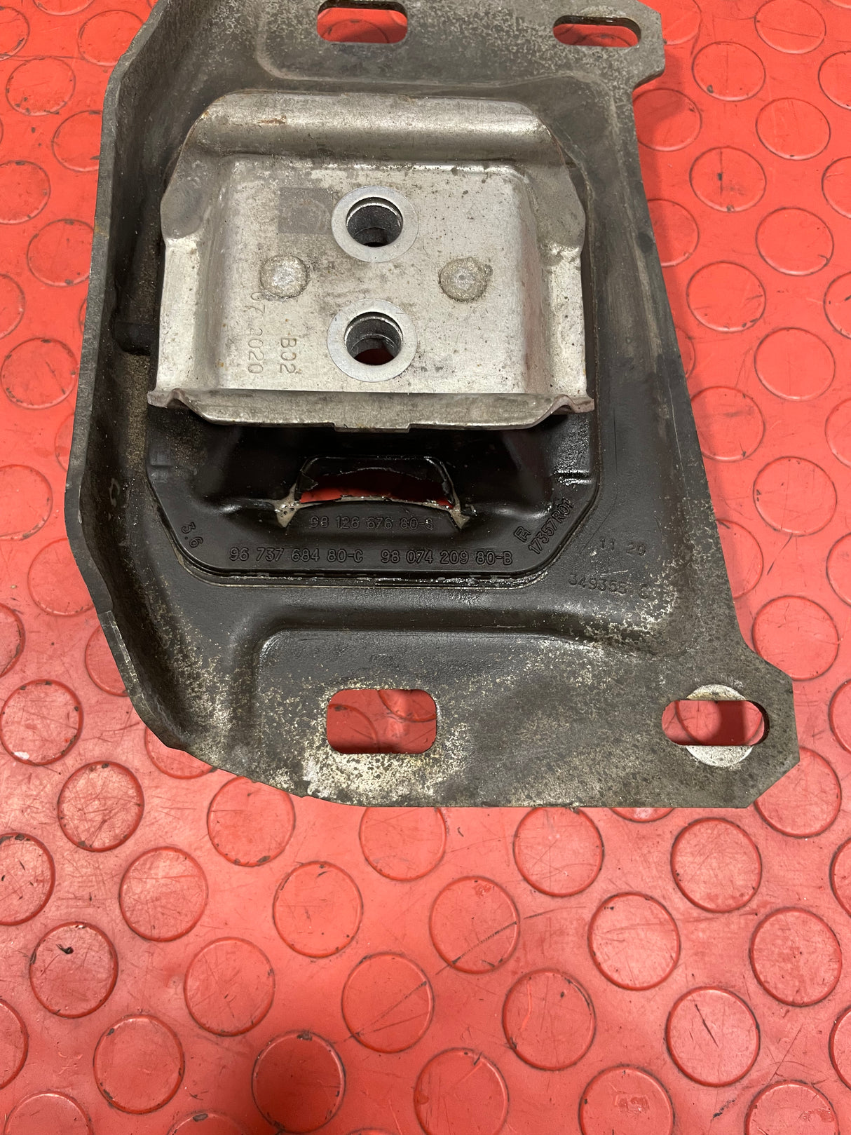Vauxhall Vivaro/Citroen Berlingo/Dispatch/Peugeot Partner/Expert/Toyota Proace/Fiat Scudo GEARBOX MOUNT/TRANSMISSION MOUNT 2016-2024 P/N 9807420980 - 1
