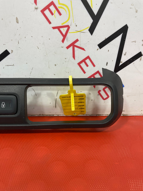 Citroen Berlingo/Peugeot Partner/Vauxhall Combo/Toyota Proace City AIR GRILL WITH CENTRAL LOCK AND HAZARD LIGHT (WITHOUT VENTS) 2019-2024 P/N GEO046620 - 6