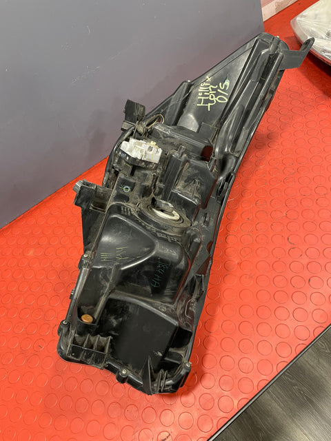 Toyota Hilux HEADLIGHT ASSEMBLY (Damage Mounting Point/No Indicator Bulb) Passenger's Side 2017 R/N 811500K720