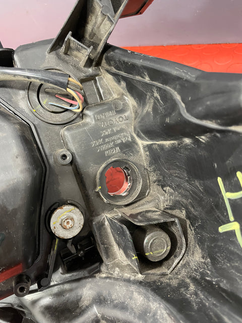 Toyota Hilux HEADLIGHT ASSEMBLY (Damage Mounting Point/No Indicator Bulb) Passenger's Side 2017 R/N 811500K720