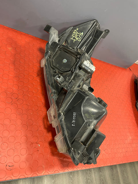 Toyota Hilux HEADLIGHT ASSEMBLY (Damage Mounting Point/No Indicator Bulb) Passenger's Side 2017 R/N 811500K720