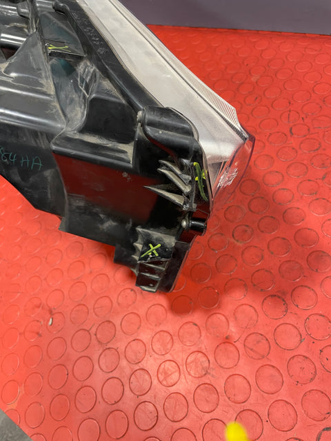 Toyota Hilux HEADLIGHT ASSEMBLY (Damage Mounting Point/No Indicator Bulb) Passenger's Side 2017 R/N 811500K720