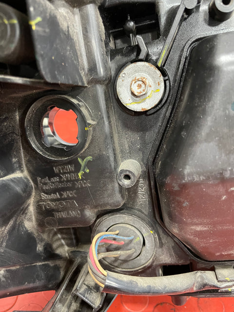 Toyota Hilux HEADLIGHT ASSEMBLY (Damage Mounting Point/No Indicator Bulb) Passenger's Side 2017 R/N 811500K720